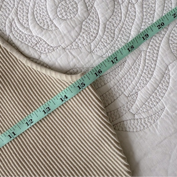 NWT - Aritzia - Wilfred - Sculpt Knit Racer Cropped Tank - Matte Pearl - Picture 7 of 8